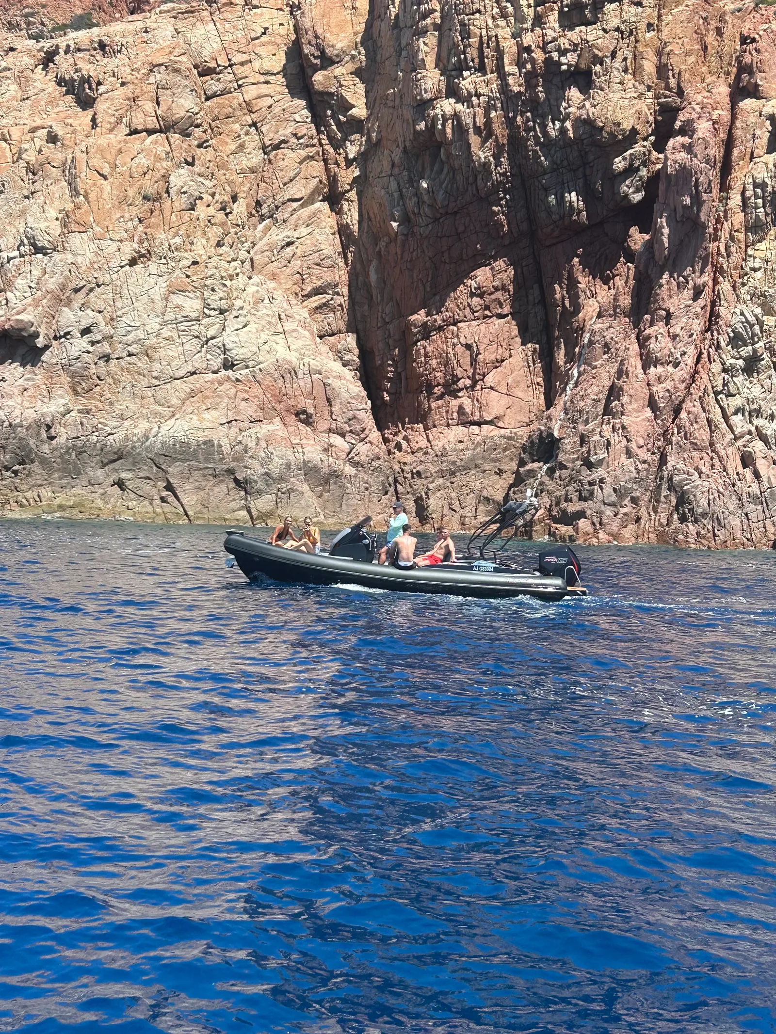 Le bateau au mouillage dans une crique du Sud