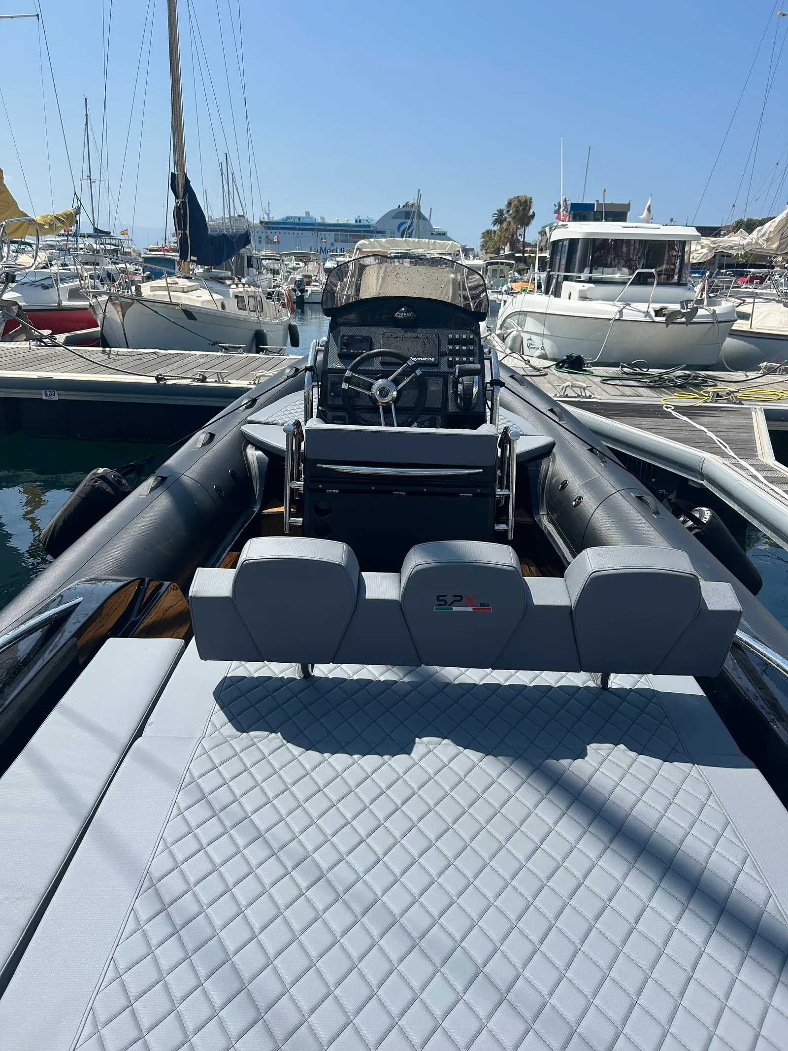 Cockpit arrière avec bain de soleil, sellerie blanche matelassée