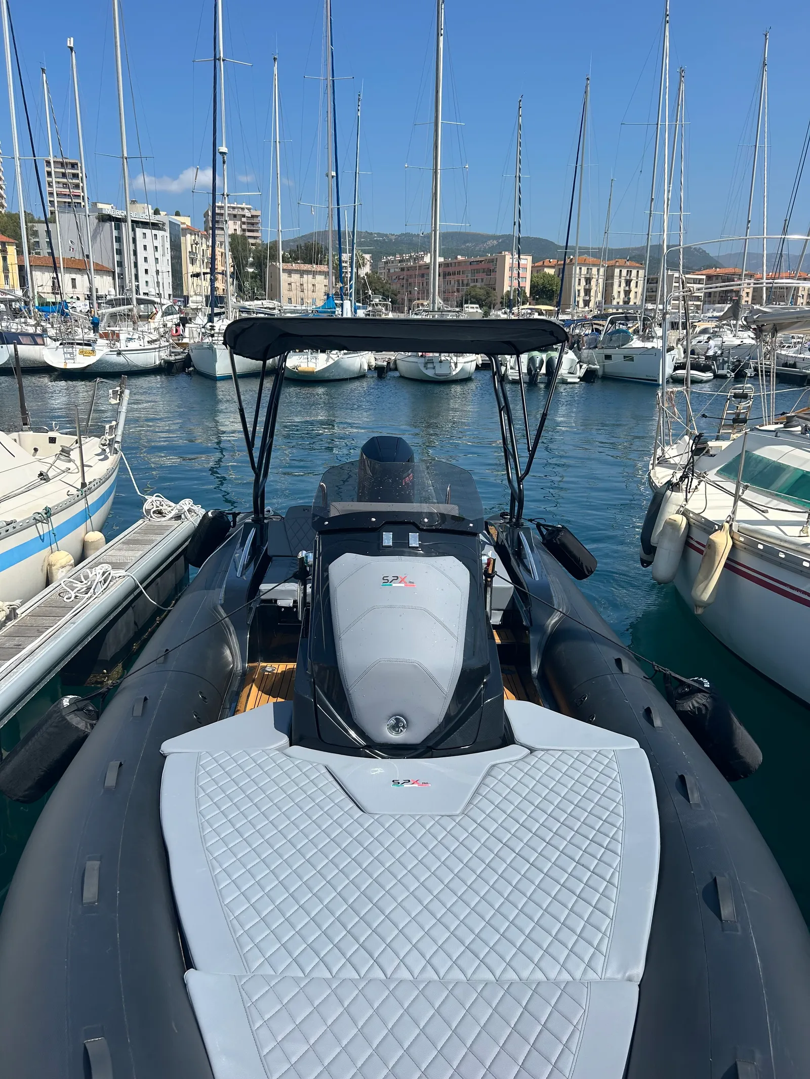Vue de proue, bain de soleil avant, port d'Ajaccio
