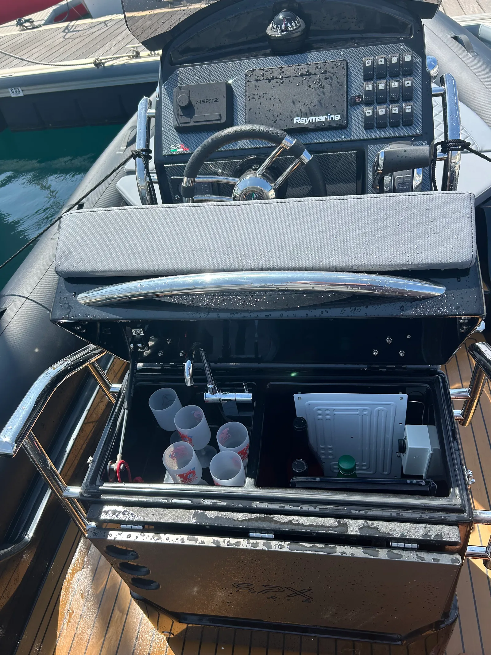 Rangements, frigo et verres dans la console centrale