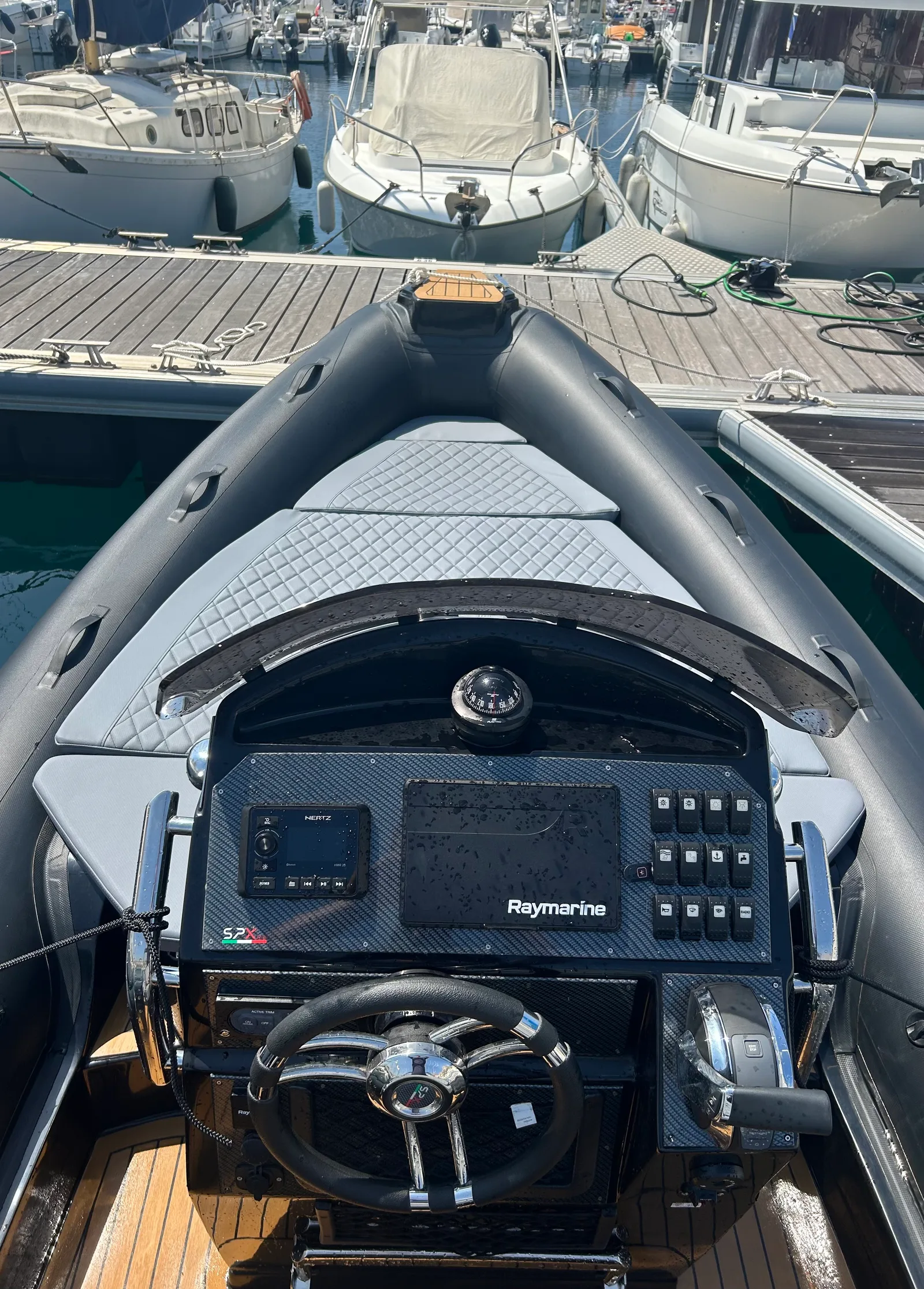 Tableau de bord Raymarine et volant